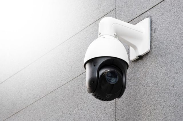 Beveiligingscamera aan een muur